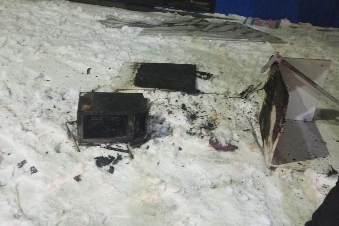 Фото В Новосибирске пожар в пункте выдачи «ОЗОН» уничтожил микроволновку и повредил товары на складе 4